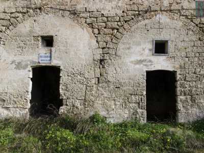 E� possibile osservare una targa dell'Universit� sull�entrata di una costruzione